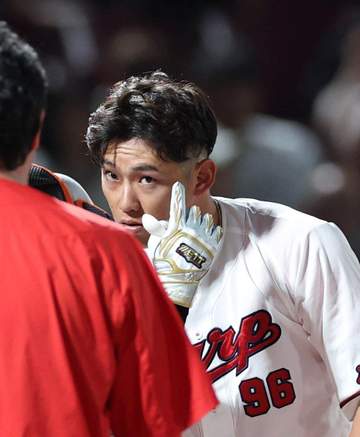 広島・中村奨成が頭部に死球受けるもプレー続行 124キロのカーブが側頭部直撃 投手・西舘は続投