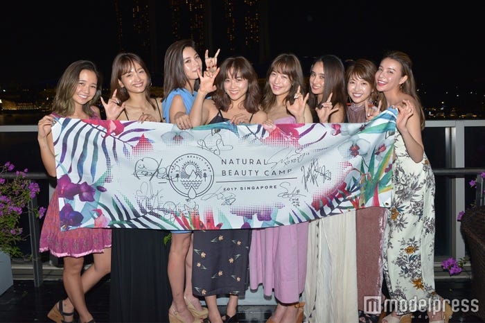 (左から)kiy、安井レイ、島袋聖南、宮城舞、野崎萌香、石田ニコル、舟山久美子、難波サキ (C)モデルプレス