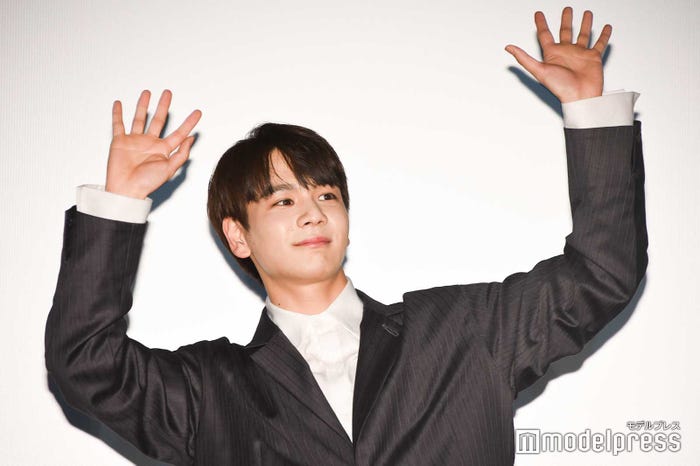 大きく手をふる豆原一成 (C)モデルプレス
