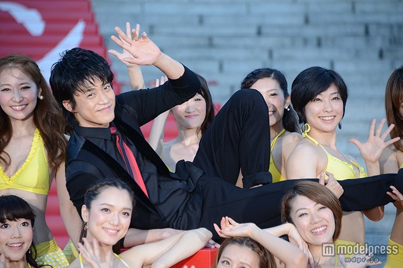 “ルパン”小栗旬、水着美女に担がれ参上　報道陣に「ごめんなさい」