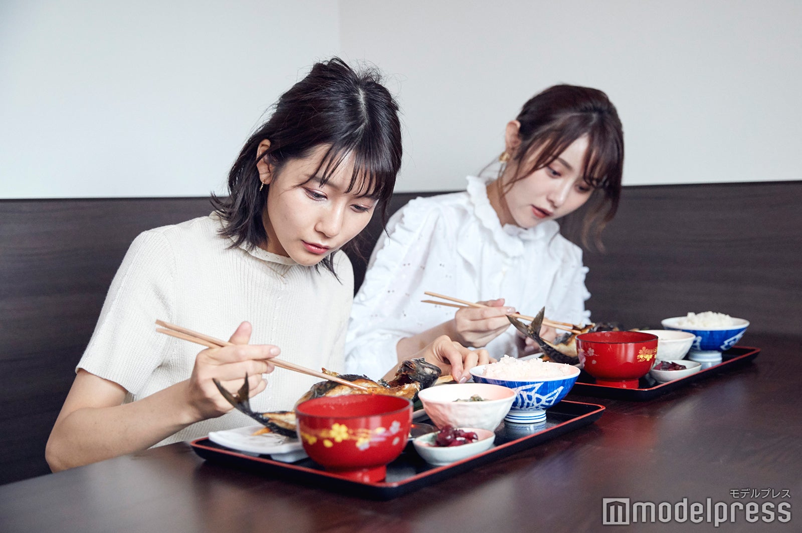 なかなか1枚丸ごと食べる機会がないので、インフルエンサーたちもびっくり。（C）モデルプレス