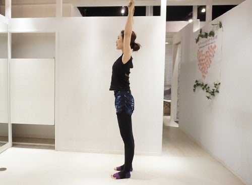 両手でタオルの端を持ち、頭上に持ち上げて軽くピーンとタオルが張るように準備しましょう。