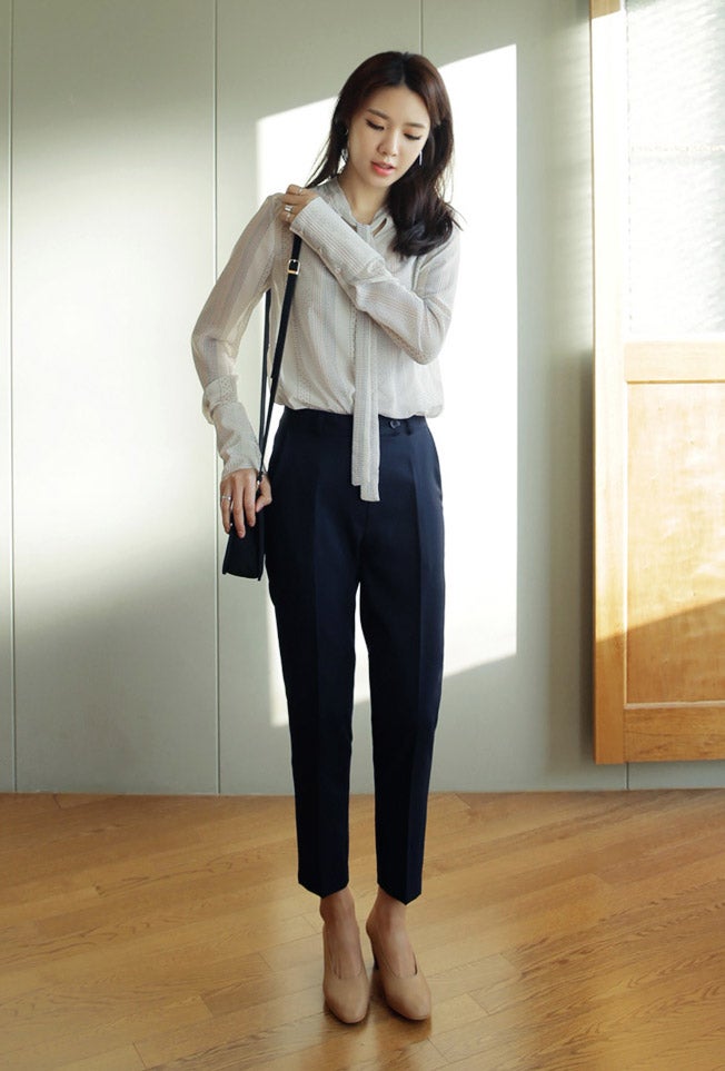 ユニークドットパターンロングカフスシースルーブラウス・全3色「DHOLIC」5,108円（税込）／画像提供：DHOLIC