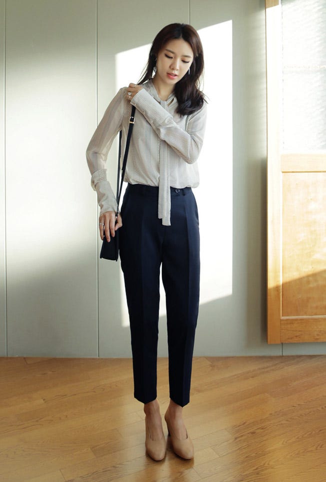 ユニークドットパターンロングカフスシースルーブラウス・全3色「DHOLIC」5,108円(税込)/画像提供:DHOLIC