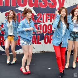 渋谷でゲリラライブを行ったT-ARA