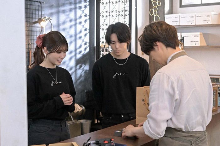 生見愛瑠、高野洸「くるり~誰が私と恋をした?~」第7話より(C)TBS