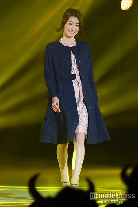 杉枝真結、スラリ美脚あらわに魅了 可憐なお嬢様スタイル