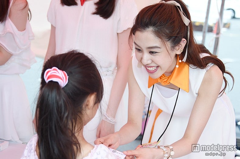 「Re:ガールズ」握手会の様子