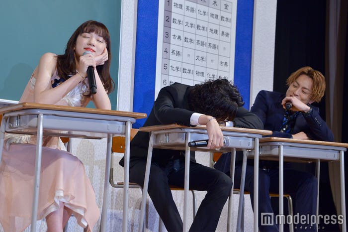 わざとふざける生徒役の3人(C)モデルプレス