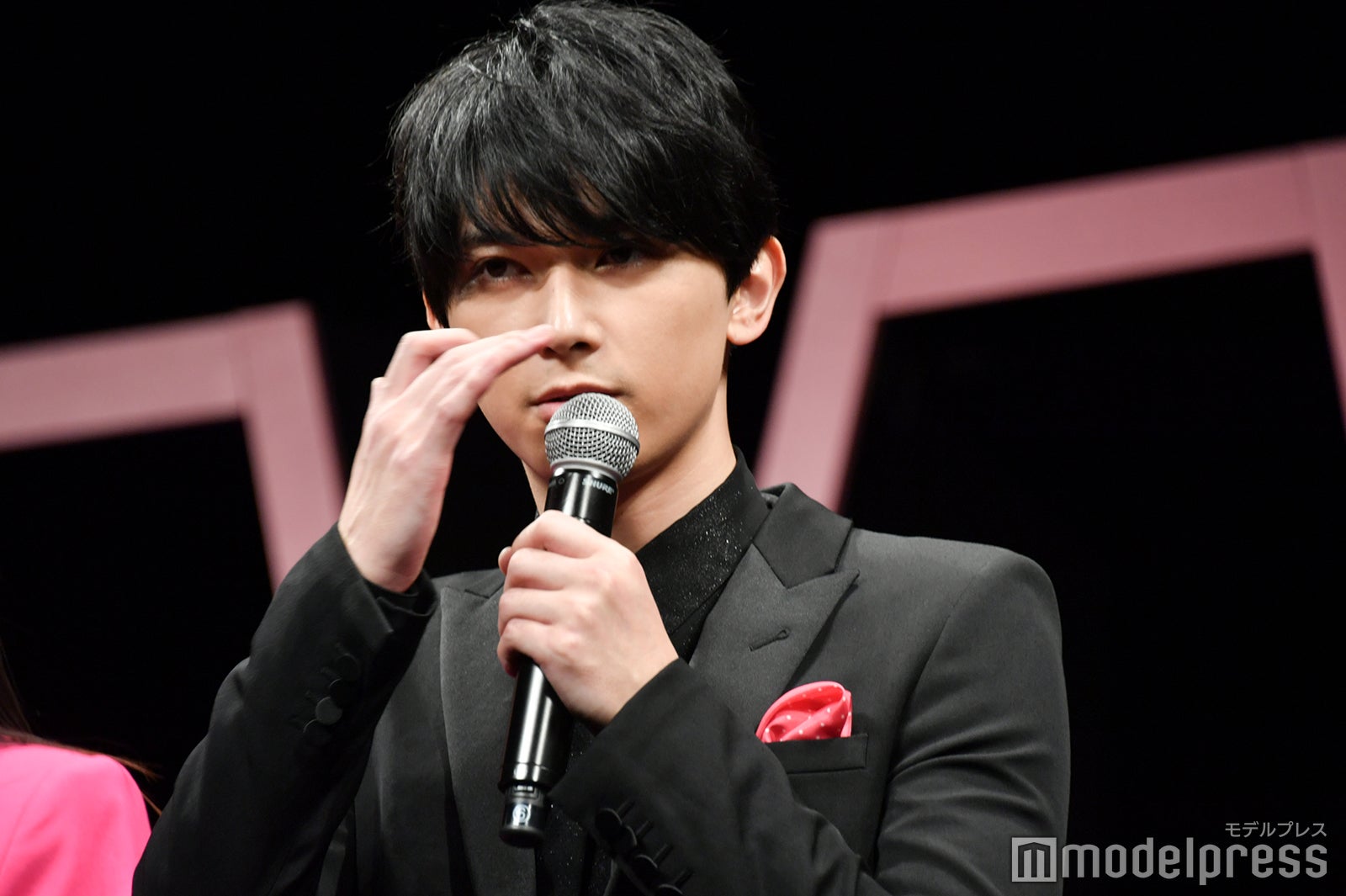 「前髪を伸ばしたり…」と説明する吉沢亮 （C）モデルプレス