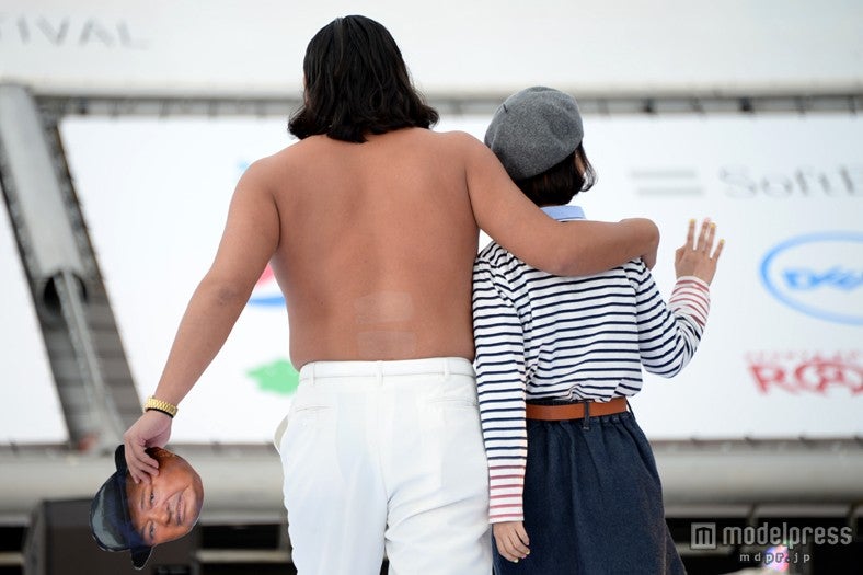 ロバート秋山竜次、三戸なつめ