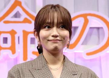 結婚と妊娠発表の川口春奈 上着越しにも分かるふっくらお腹、ぺったんこ靴で登場「お身体大切に」「無理せずに」多くの声 イス座り撮影など体調配慮が随所に