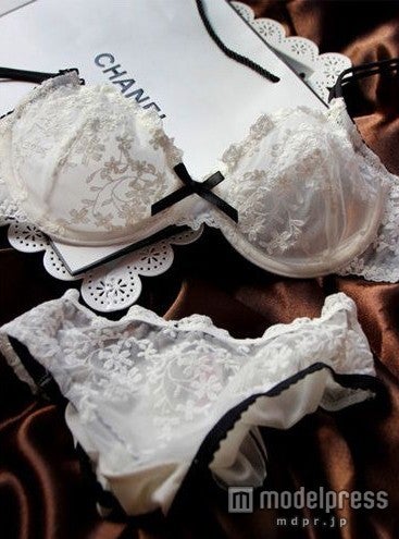 黒リボン付きシースルーブラ＆ショーツ「AKKISTORE」6,142円（税込）