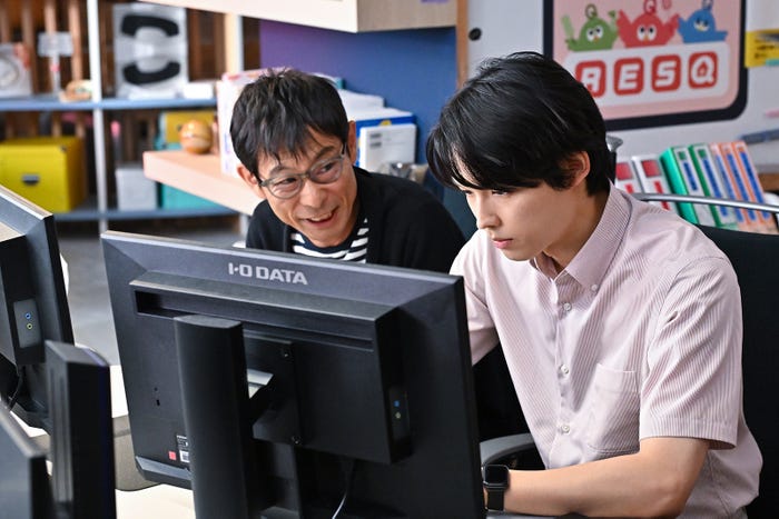 水澤紳吾、松村北斗「西園寺さんは家事をしない」第5話より(C)TBS