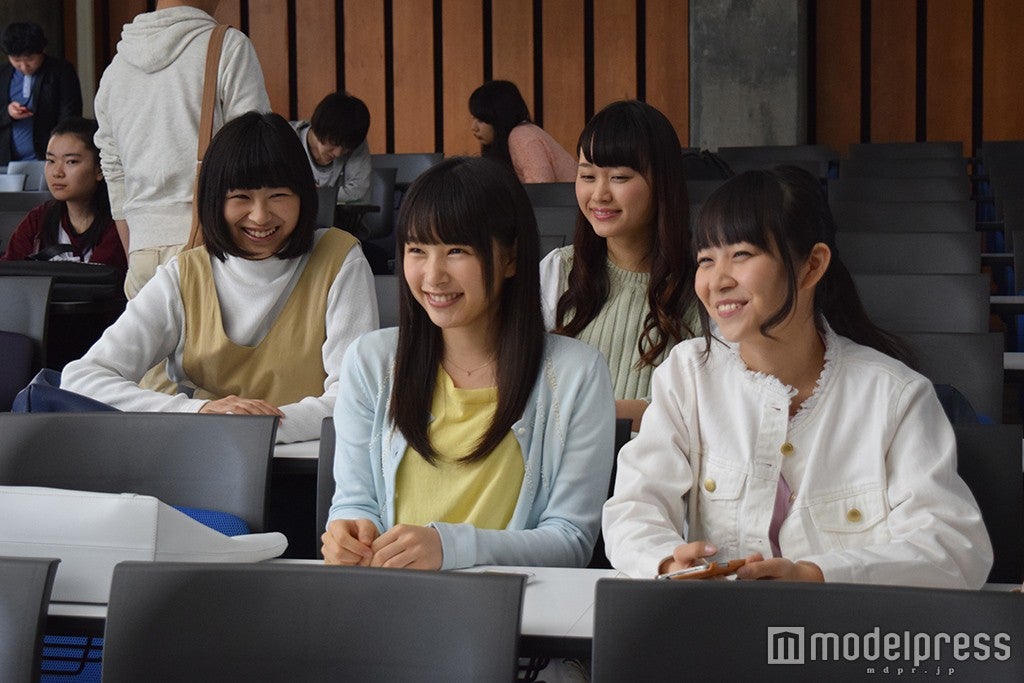 桜井日奈子（前列左）