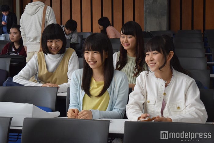 桜井日奈子(前列左)