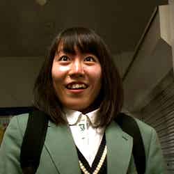 「交換少女」の主人公に選ばれ、驚く岩川栞さん。メイクを一度もしたことがない女子高生だった（画像提供：テレビ東京）