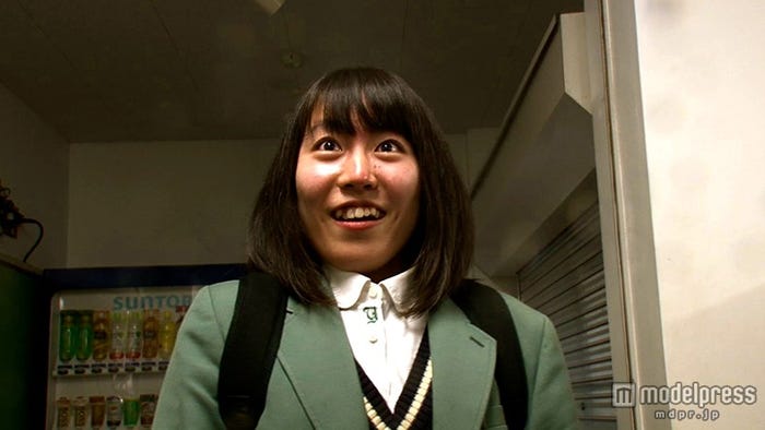 「交換少女」の主人公に選ばれ、驚く岩川栞さん。メイクを一度もしたことがない女子高生だった(画像提供:テレビ東京)