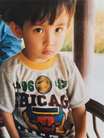 Snow Man 向井康二、出身地・タイの“子どもの日”に幼少期ショット公開「お目目キュルキュル」