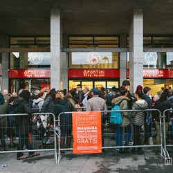 行列の習慣がないイタリア人が行列を作る