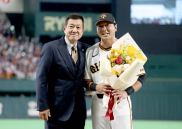 引退の長野久義 原前監督がサプライズで花束贈呈 4万人超集まった東京ドームに恩師も驚き「改めて長野久義の偉大さを認識。すげぇな、と」