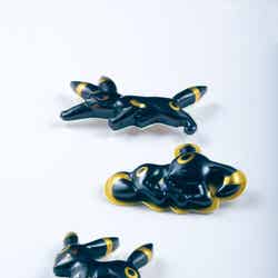 桂盛仁《帯留ブラッキー「威嚇」「眠り」「立ち姿」》2022年個人蔵(C)桂盛仁撮影:斎城卓