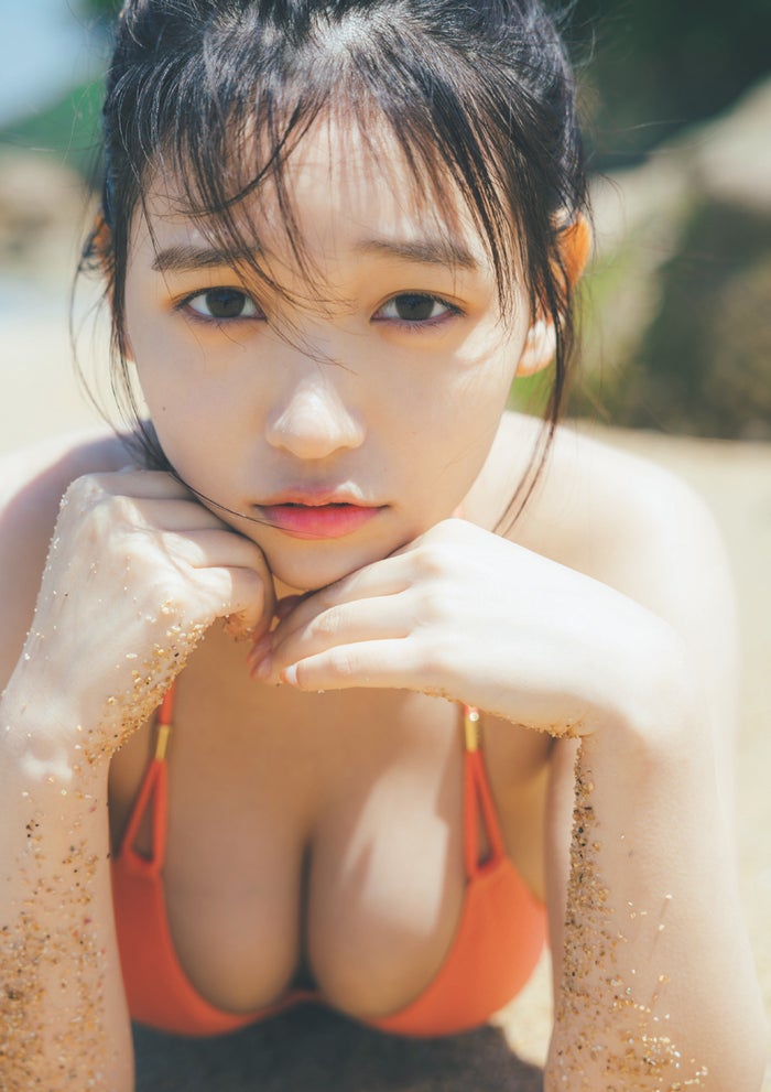 紀内乃秋、美谷間くっきりビキニ姿 “困り顔”で悩殺