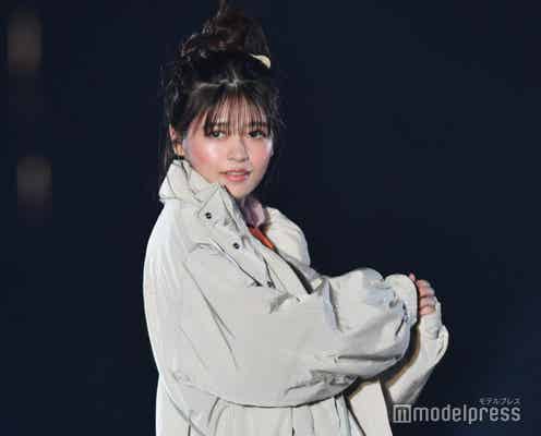 景井ひな、濃い目チークがキュート 個性派お団子ヘアで上級者スタイル<TGC 北九州 2022>