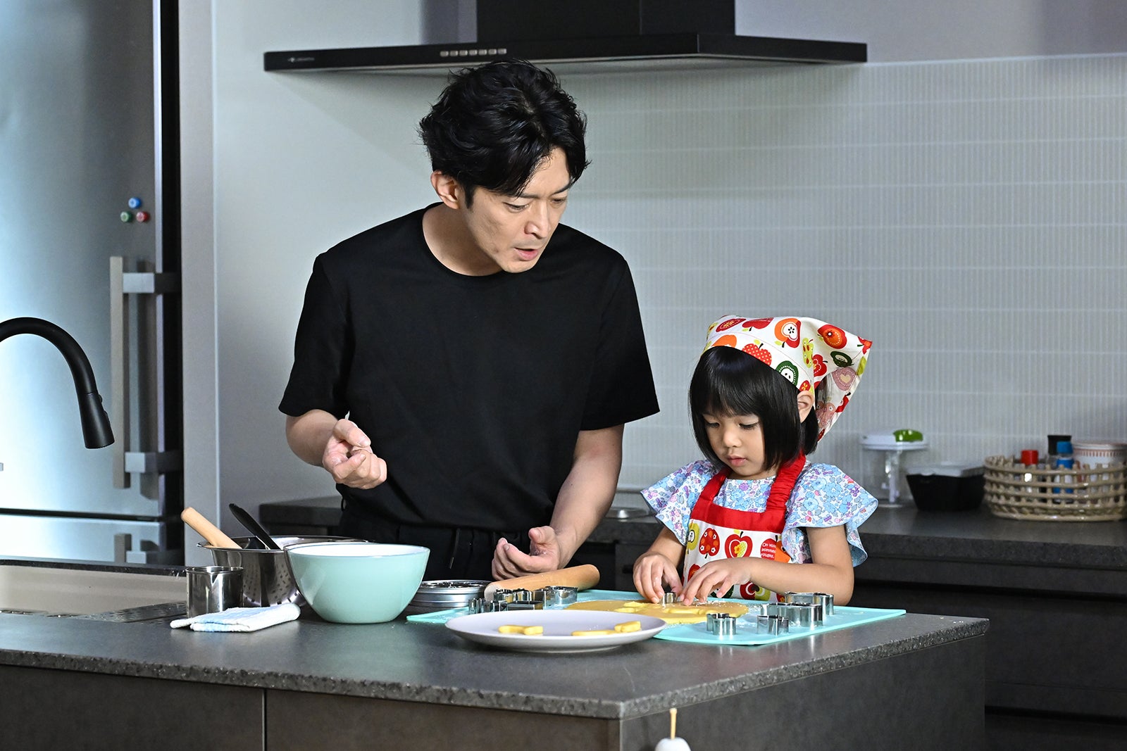 津田健次郎、倉田瑛茉「西園寺さんは家事をしない」第10話より（C）TBS