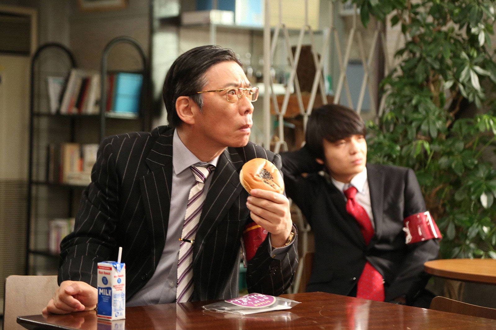 生瀬勝久、岡山天音／「貴族探偵」第8話より（画像提供：フジテレビ）