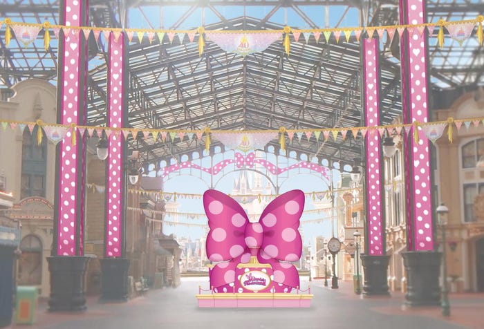 ワールドバザール中央のリボン型のモニュメント(C)Disney