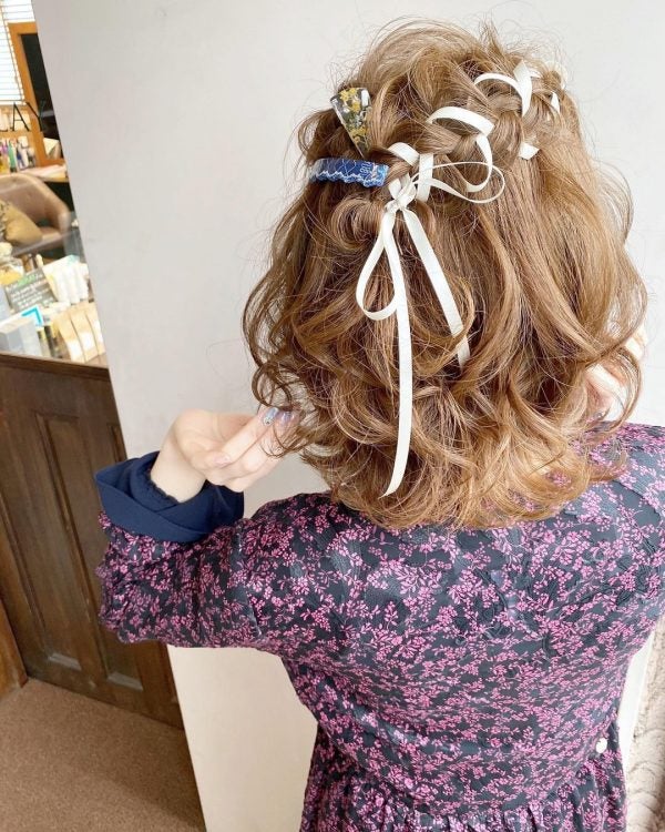 リボンを使った簡単ヘアアレンジ16選 セルフで大人可愛いを叶えよう モデルプレス リボンを使った簡単ヘアアレンジ16選 セルフで大人可愛いを叶えよう モデルプレス