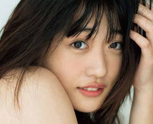 石田桃香、無防備な姿にドキッ セクシー表紙解禁