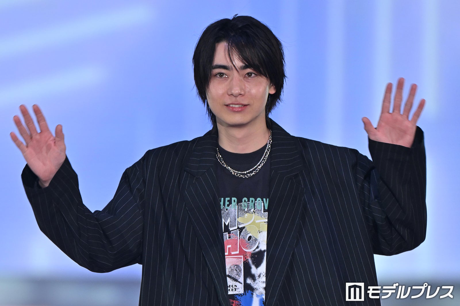 豊田裕大、 黄色い歓声に笑顔でお手振り ジャケット×プリントTシャツで遊び心溢れる着こなし【ガルアワ2026SS】
