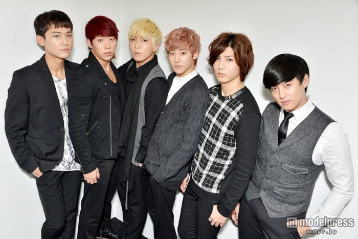 U-KISS(左から:AJ、フン、スヒョン、ケビン、キソプ、イライ)