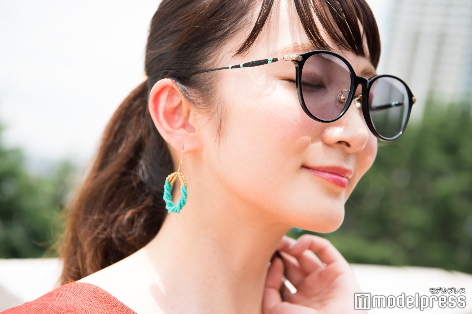 目が透けるレンズが絶妙（C）モデルプレス