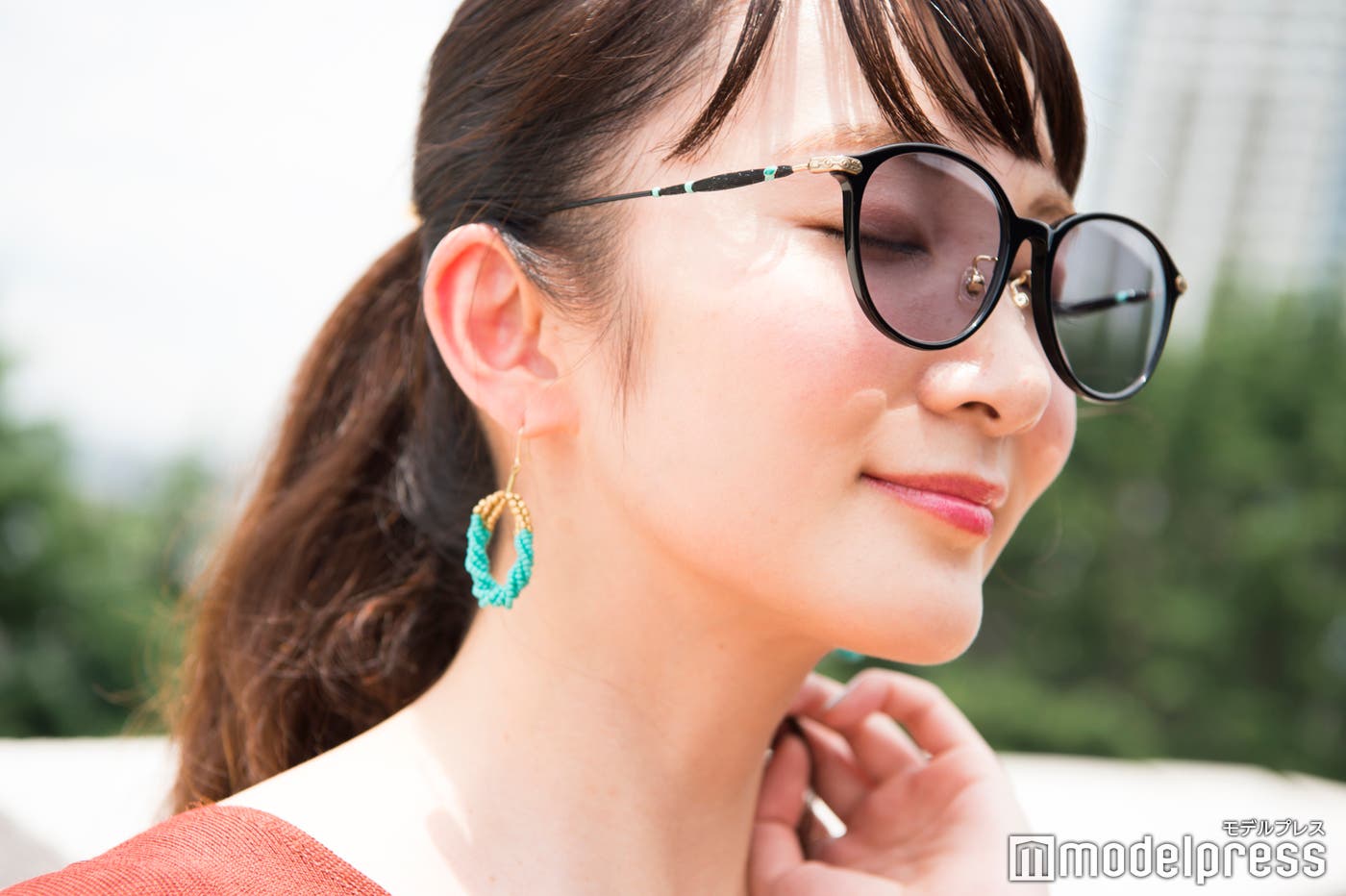 目が透けるレンズが絶妙(C)モデルプレス