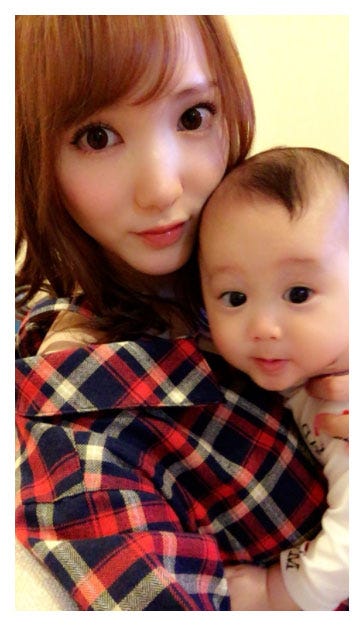 息子を抱っこする下田美咲/下田美咲オフィシャルブログ(Ameba)より