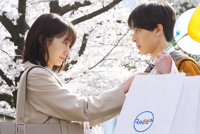 (左から)波瑠、高杉真宙/「わたしのお嫁くん」第1話より(C)フジテレビ