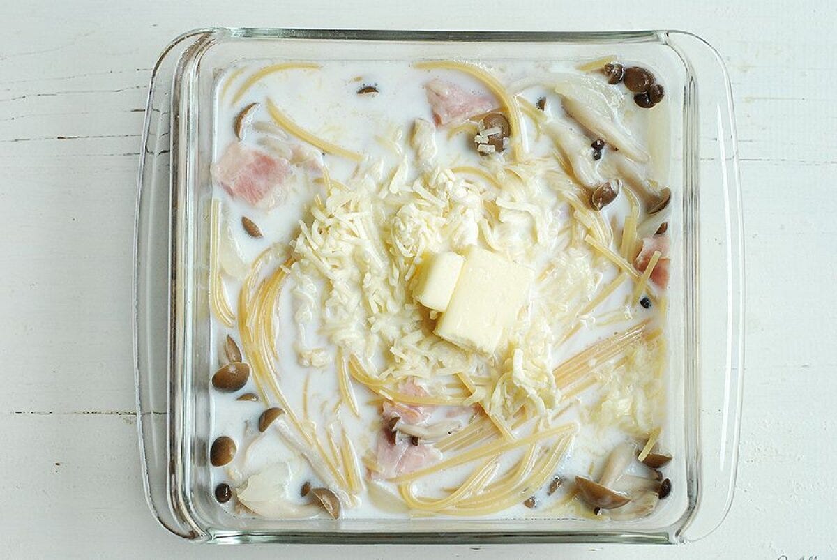 レンジ加熱後のパスタに牛乳、ピザ用チーズ、バターを加えて混ぜる前。 レンジ加熱後のパスタに牛乳、ピザ用チーズ、バターを加えて混ぜる前。