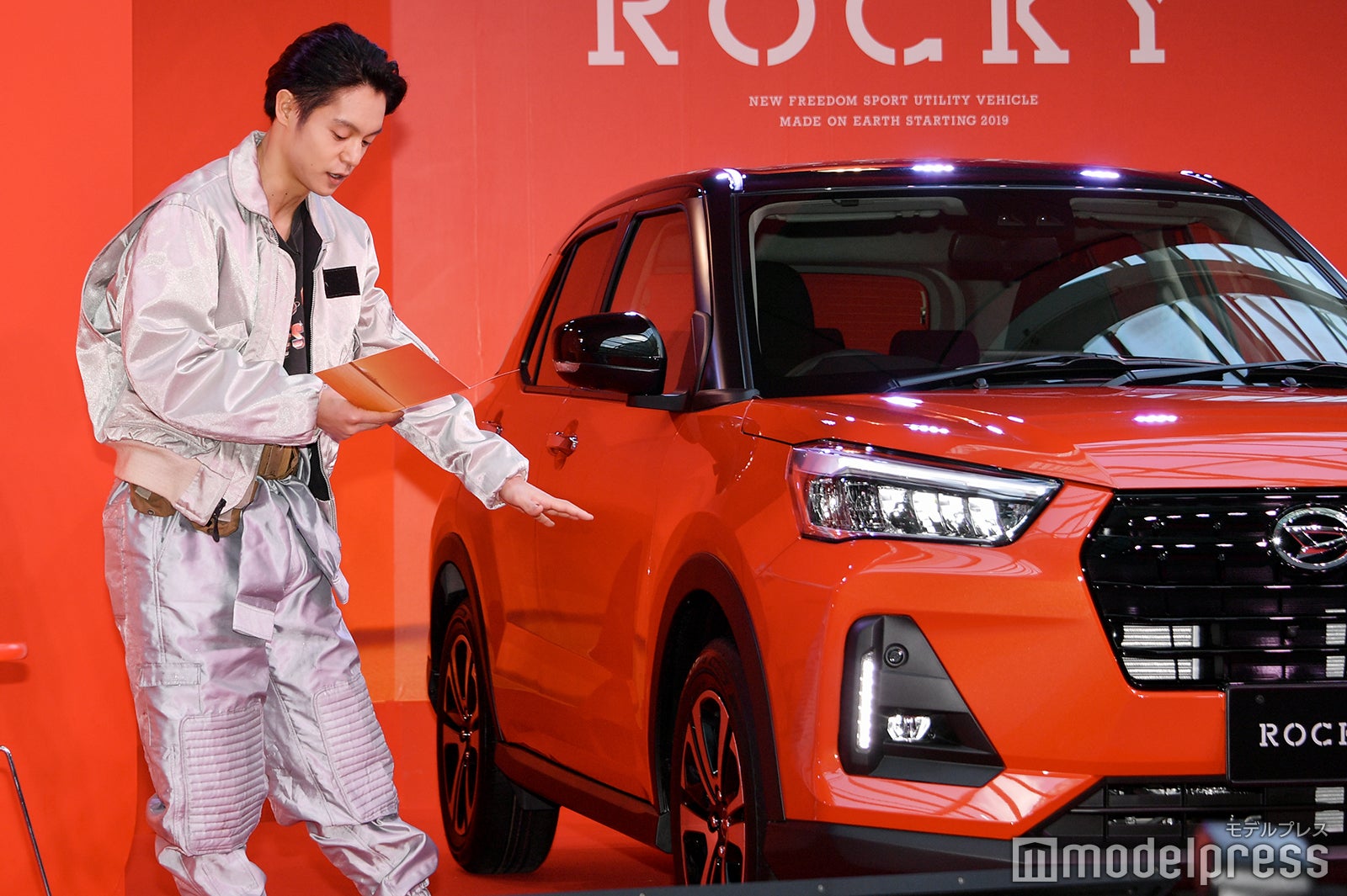 新型車の生レポートをする窪田正孝（C）モデルプレス