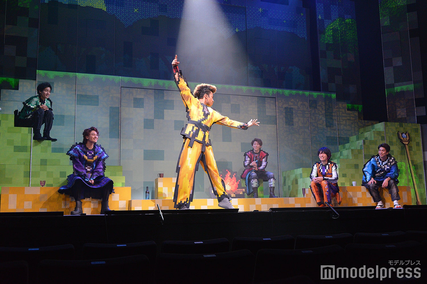 「シャルウィー」と言われシャルウィーダンスをする草間リチャード敬太（中央）そのアドリブに笑いがこらえきれないメンバー（左から）佐野晶哉、小島健、末澤誠也、福本大晴、正門良規（C）モデルプレス