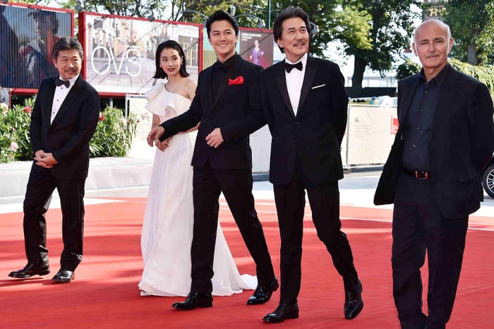 是枝裕和監督、広瀬すず、福山雅治、役所広司、ルドヴィコ・エイナウディ氏/レッドカーペットにて(提供写真)