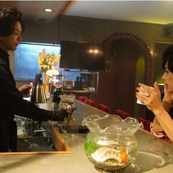 中村倫也“青山”、滝藤賢一“アケミ”の頬ずりにたじたじ「アケミさん、ひげが痛いです」<珈琲いかがでしょう>