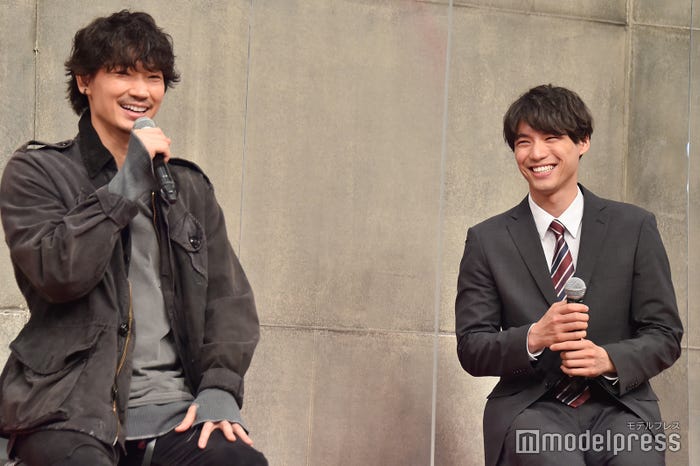 綾野剛、福士蒼汰 (C)モデルプレス