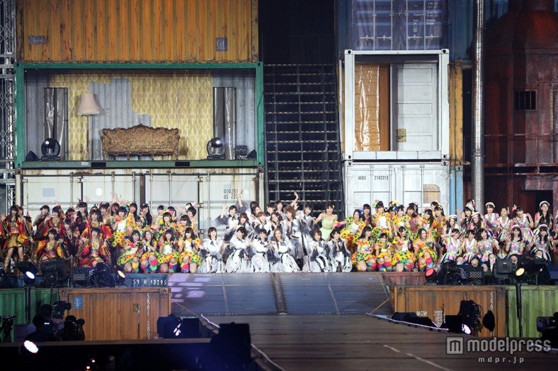 「AKB48 2013 真夏のドームツアー～まだまだ、やらなきゃいけないことがある～」ナゴヤドーム公演初日より（C）AKS