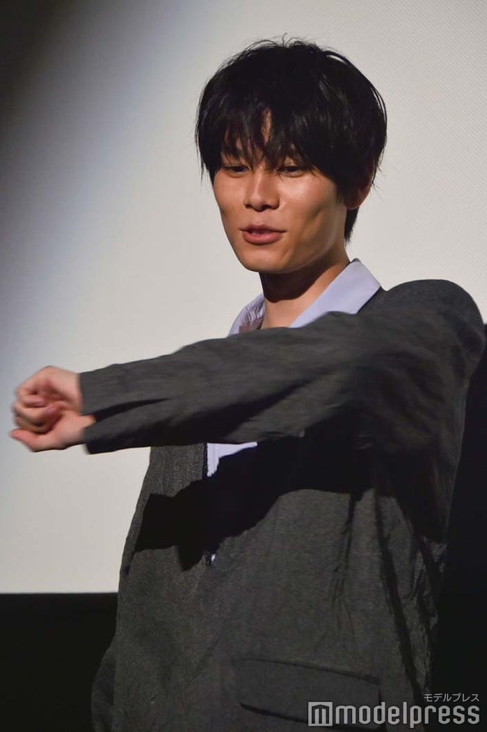 教室に入る清居/萩原利久 (C)モデルプレス