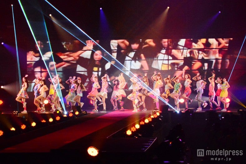 「GirlsAward 2013 AUTUMN ／WINTER」でコラボレーションしたE-girlsと阿部サダヲ