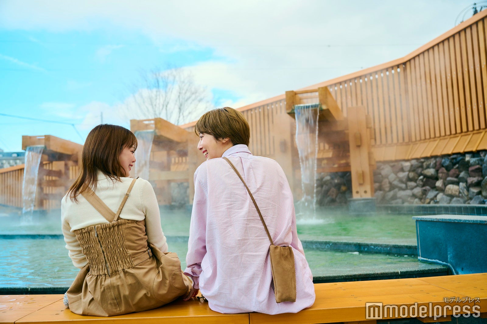 足湯に浸かりながらおしゃべりも弾む（C）モデルプレス