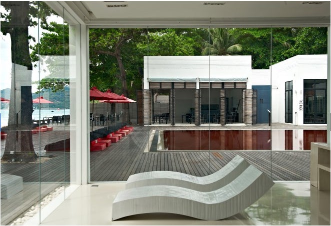 真っ赤なプールの横にはレストランが／「The Library」オフィシャルサイトより